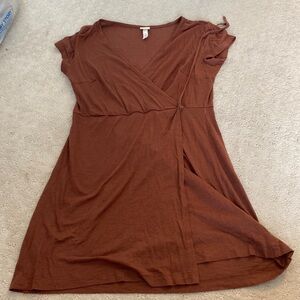 Flowy cute brown dress with strings